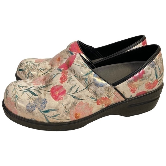 SAVVY Professional Slip Resistant Nursing Clogs Shoes - Picture 2 of 7
